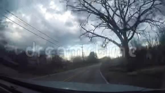 在恶劣的阴天沿着宾夕法尼亚州的主干道行驶伴随着时间流逝视频的预览图