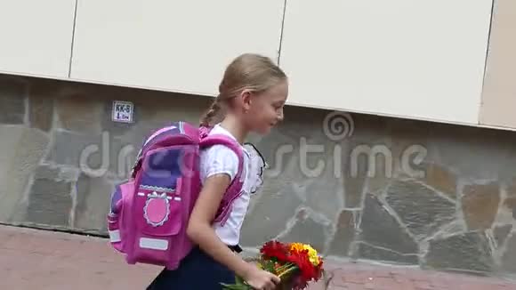 悲伤的女孩带着背包和花束回到学校女孩在花坛里吓了一跳年轻的白人视频的预览图