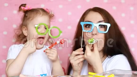 母女俩戴眼镜吹角节日聚会庆祝生日装饰的概念视频的预览图