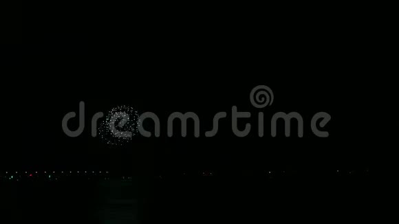 江面上空夜空中烟火的火光散射倒映在水中时间跨度视频的预览图