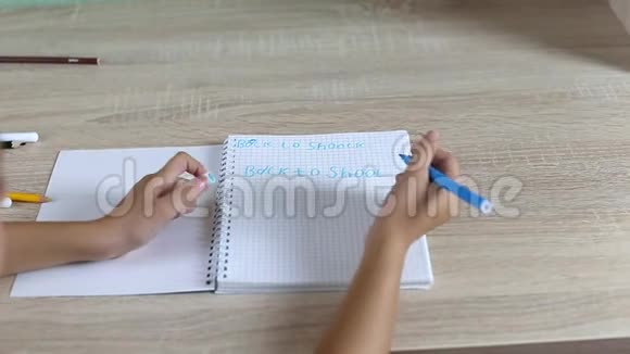 白姑娘用毛毡笔在纸笔记回学校关闭手持镜头高角度视频的预览图