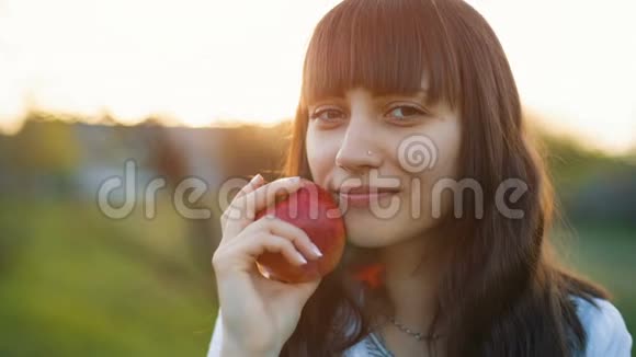 日落时带苹果的女人视频的预览图