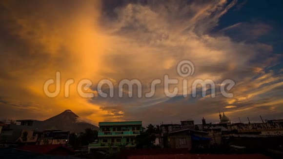 上午在勒加兹皮市靠近梅恩火山是比科尔地区阿尔拜省的一个活跃的平流层火山视频的预览图