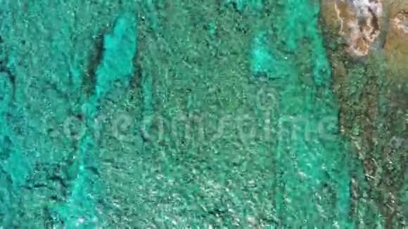 希腊克里特岛上一片晶莹剔透的蓝色绿松石水的空中镜头美丽的度假目的地场景视频的预览图