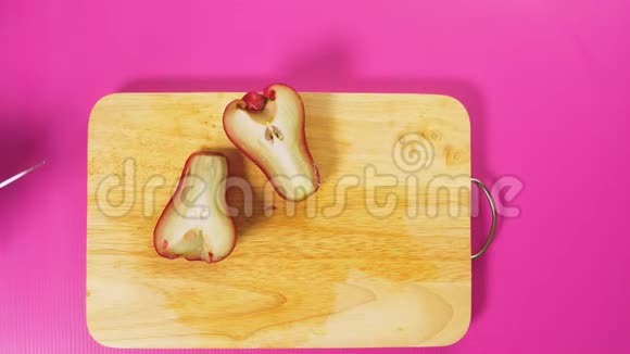 俯视图雌手在木板上用刀切水果玫瑰苹果春浦自然健康的概念视频的预览图