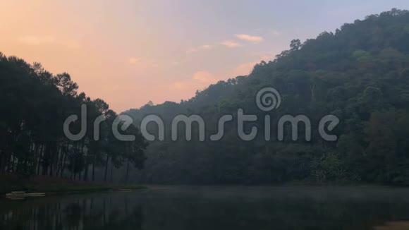 泰国北部雾山松湖上美丽的日出时间视频的预览图