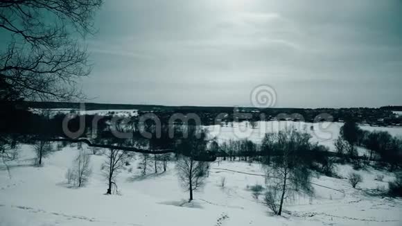 典型的俄罗斯冬季风景涉及遥远的小镇平底锅拍摄视频的预览图