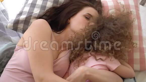 家人母亲和女儿躺在床上聊天视频的预览图