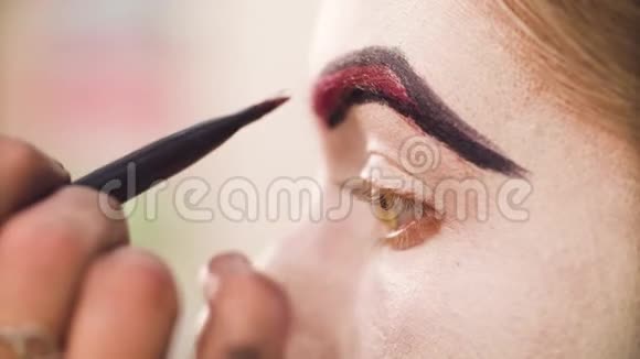 化妆师给模特的红眉上色视频的预览图