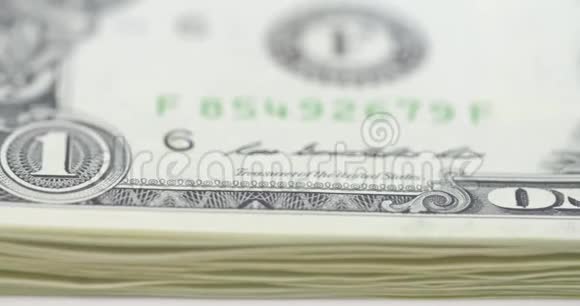 一个宏观跟踪拍摄了一堆1张钞票视频的预览图