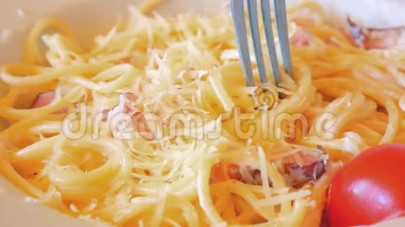 吃意大利意大利面食加派麦沙和培根视频的预览图