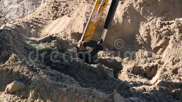 斗式挖掘机特写抬高地面建设理念视频的预览图