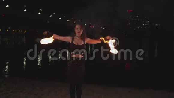 漂亮的火女表演魔术表演视频的预览图