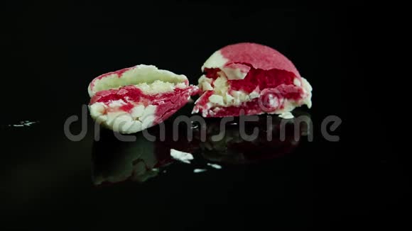 法式甜点马卡龙切成两块视频的预览图