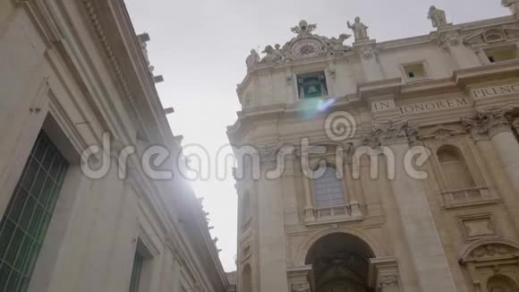 罗马梵蒂冈圣彼得大教堂的挂钟和钟楼意大利罗马旁边有大雕像视频的预览图