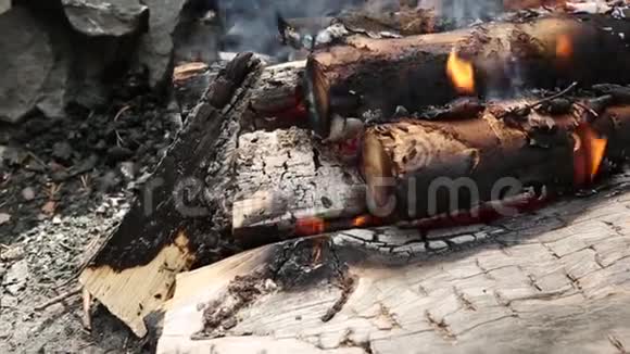 传统烹饪方式中的柴火焰视频的预览图