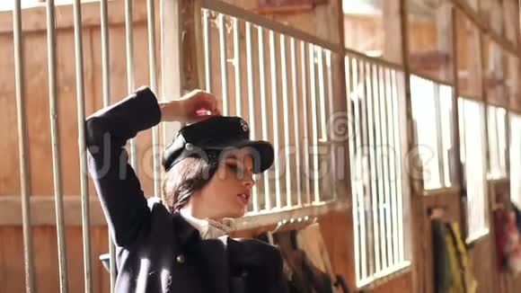 在马场的马厩里摆姿势的模特慢动作视频的预览图