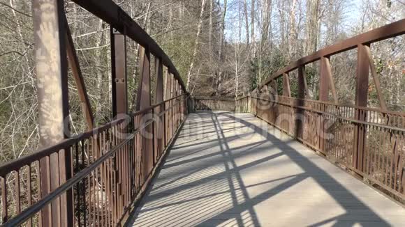 乔治亚州塞威尔溪从左侧眺望穿过塞威尔溪大桥视频的预览图