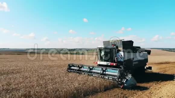 农业机器收割庄稼视频的预览图