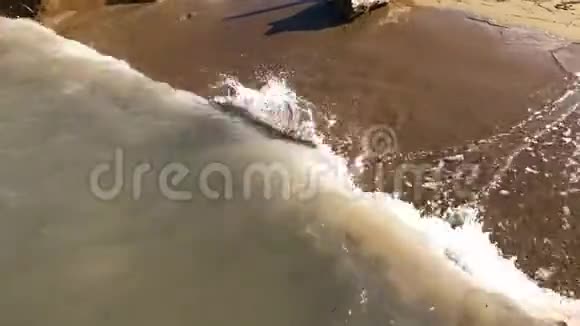在沙滩上的海浪中漂浮着光束视频的预览图