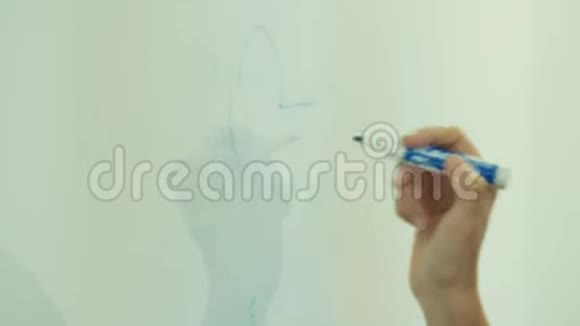 白板上的手绘特写视频的预览图