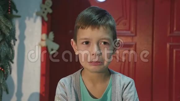 哭孩子的肖像视频的预览图