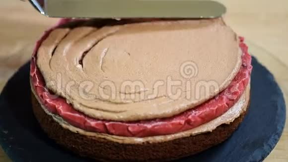 用奶油和樱桃组装巧克力海绵蛋糕视频的预览图