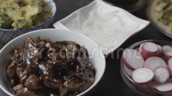 鸡胸肉中的三崎酱西兰花和萝卜亚洲美食视频不准确视频的预览图