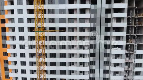在大城市里用鸟眼建筑工地城市里的建筑大型起重机视频的预览图
