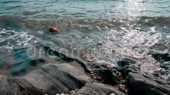 波浪拍打岩石视频的预览图