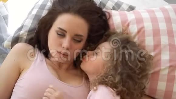 家人母亲和女儿躺在床上聊天视频的预览图
