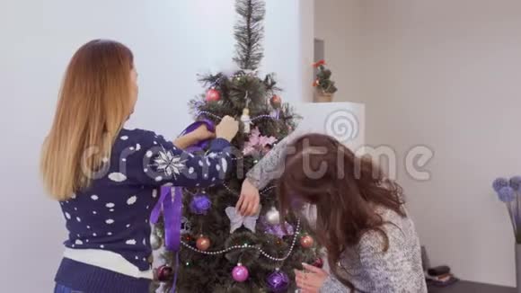 女孩们装饰圣诞树视频的预览图