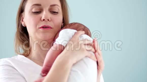 母亲躺在新生儿的肩膀上温柔地笑了新生儿健康打嗝新生儿学家视频的预览图