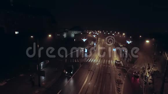 夜晚东欧首都街道的时间流逝视频的预览图