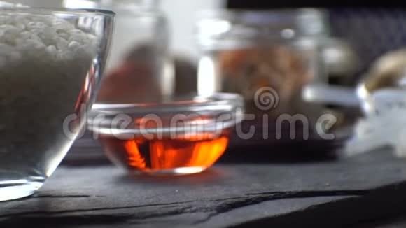 白米面红醋和石上的柠檬草亚洲美食视频视频的预览图