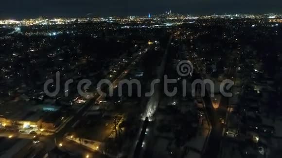 西行列车的夜景视频的预览图