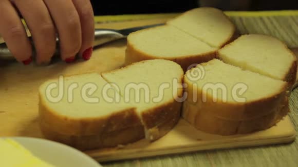 女性用手抹上白色黄油用黄油做罐头视频的预览图