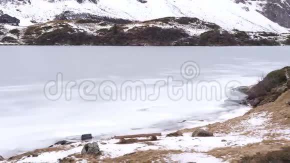 冰冻的山湖视频的预览图