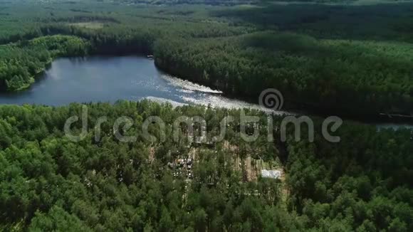 中午穿越营地到湖边的空中无人机镜头视频的预览图