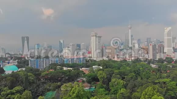 鸟瞰吉隆坡天际线全景2018年5月马来西亚吉隆坡4K视频的预览图