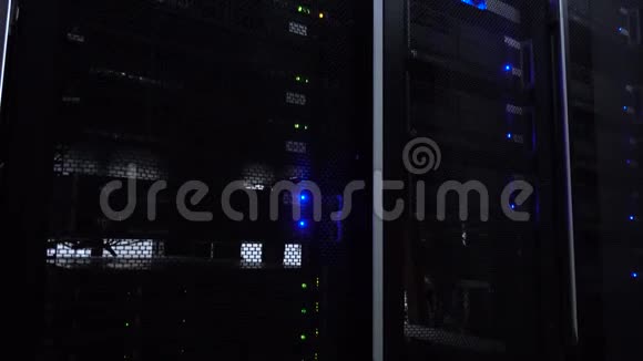 数据中心的服务器服务器架在现代数据中心关闭云计算数据中心服务器机房视频的预览图