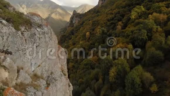 奇格姆峡尖岩的鸟瞰图卡巴尔迪诺巴尔干俄罗斯共和国秋天的夏天空中全景视频的预览图