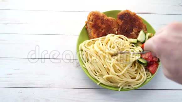 传统的菜肴包括意大利面和鸡肉切片和蔬菜沙拉视频的预览图