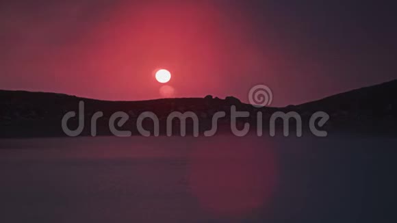 一个名为山眼的山湖上日出的时间推移形成一片粉红色的天空视频的预览图