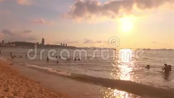 在芭堤雅海滩漫步视频的预览图