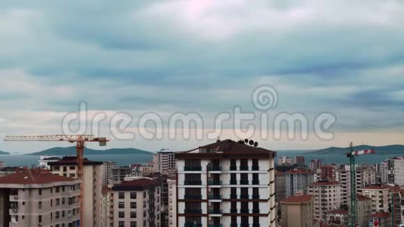 土耳其伊斯坦布尔Kadikoy日落时高角度城市风景的时间推移视频的预览图
