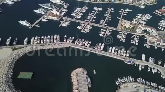 船只游艇和船只正停留在港口视频的预览图
