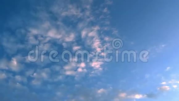 日落时天空被乌云笼罩视频的预览图