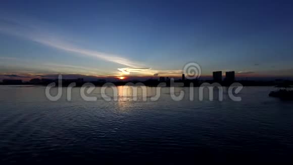 印度湖边日落时间视频的预览图