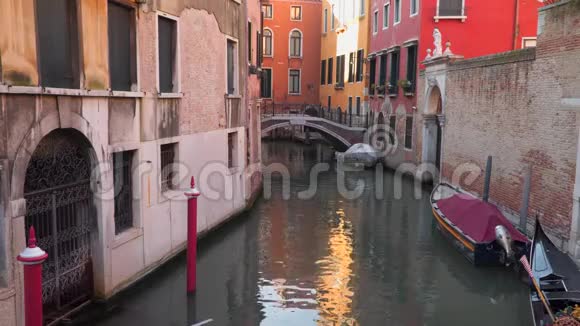 威尼斯的运河码头的摩托艇视频的预览图